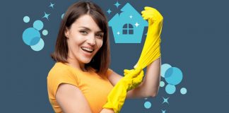 Donna con guanti pronta a pulire casa
