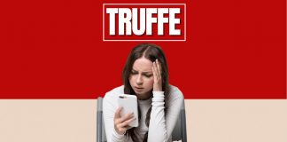 Ragazza preoccupata che guarda lo smartphone