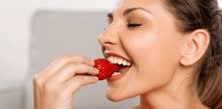 Donna felice con fragola