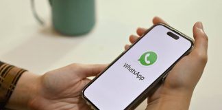 Uomo intento ad usare smartphone e whatsapp